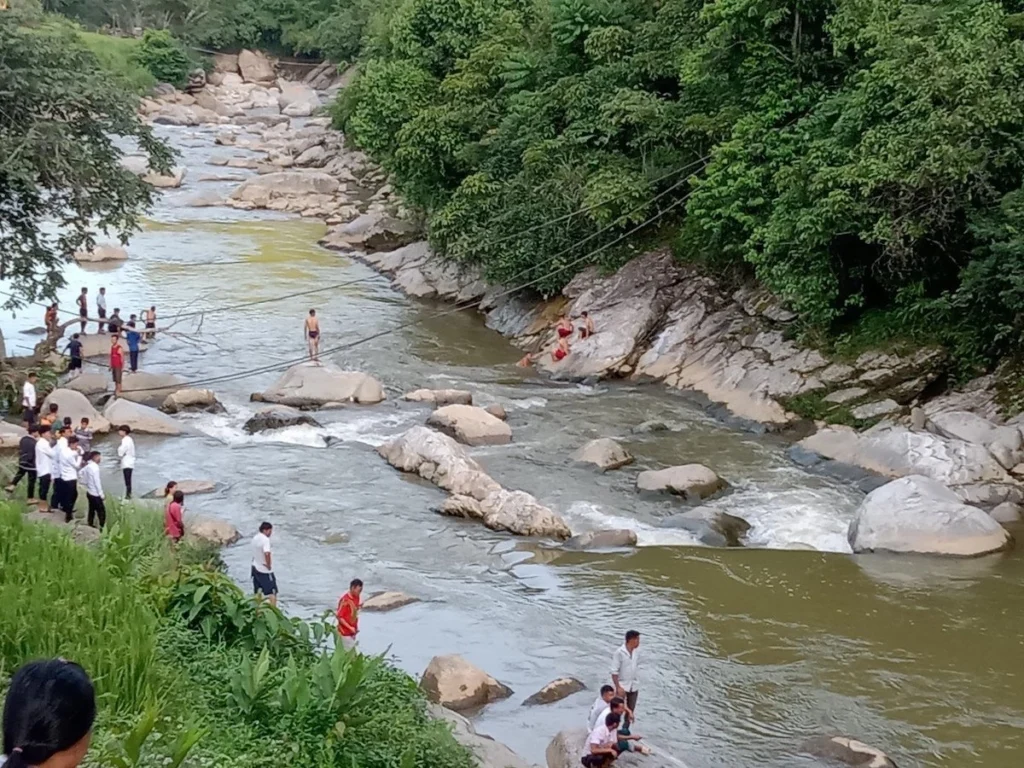 Nhóm bạn trẻ tham gia chuyến đi